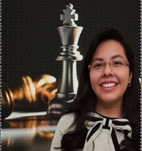   En esta imagen se ve la foto de Citlali Durán Juárez   quien esta sonriendo a la cámara y de fondo se ve dos piezas de ajedrez, ella es una destacada ejedrezista, con una trayectoria notable en competencias nacionales e internacionales. Promueve el ajedrez para empoderar a niñas y fomentar la igualdad de género.