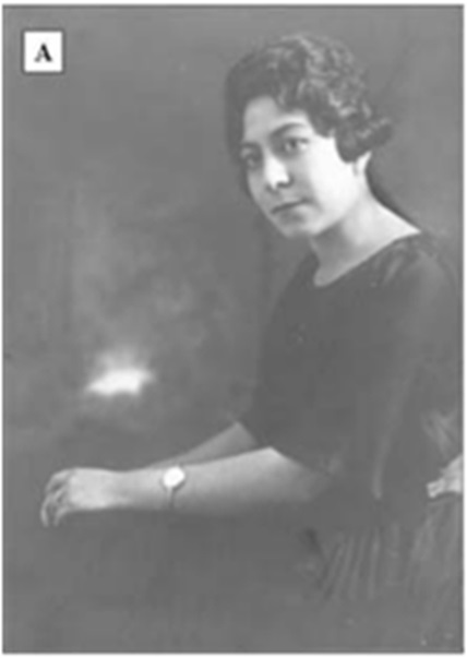 En la imagen se aprecia una mujer sentada  viendo a la cámara con las manos sosteniendo sus rodillas, ella es Herminia Franco quien se convirtio en la primera mujer en obtener el título de médica en Puebla. Dedicó 50 años a ejercer su profesión, abriendo camino para que más mujeres pudieran acceder a espacios que antes les eran negados.