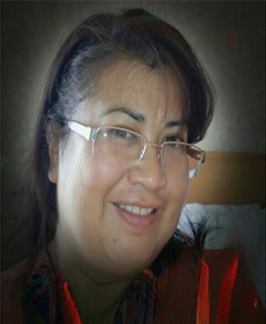 En la Imagen se muestra un retrato de  Lourdes Huitzil Huitzil, viendo a la cámara con una sonrisa, recibio un reconocimiento por su distinción como enfermera, PRANCENF IMSS-BIENESTAR 2021, quien durante la pandemia de COVID-19. Su enfoque siempre ha sido brindar una atención humana y compasiva, reflejando su profunda preocupación por el bienestar de su comunidad.