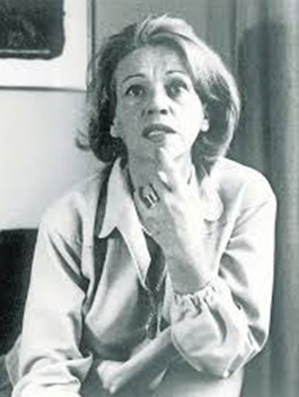 Se muestra una fotografía de una mujer con cabello corto y posando su mano en su barbilla. Ella es Elena Garro, quien  fue una escritora multifacética cuya obra abarcó la novela, el teatro, el ensayo y el periodismo, consolidándose como una de las figuras más complejas y transgresoras de la literatura mexicana del siglo XX. Hoy su obra sigue latiendo, como puente entre la imaginación y la rebelión, abriendo camino a quienes escriben para incomodar.