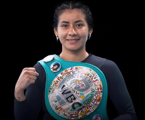 En la imagen se muestra el retrato de una mujer que porta un cinturón de campeonato de Box, con una sonrisa victoriosa, ella es Gaby "La Bonita" Sánchez,  la primera poblana en ganar el Campeonato Mundial Plata Peso Mosca.Su  vida y carrera han sido un viaje de sacrificios y dedicación, compaginando estudios, maternidad y boxeo,